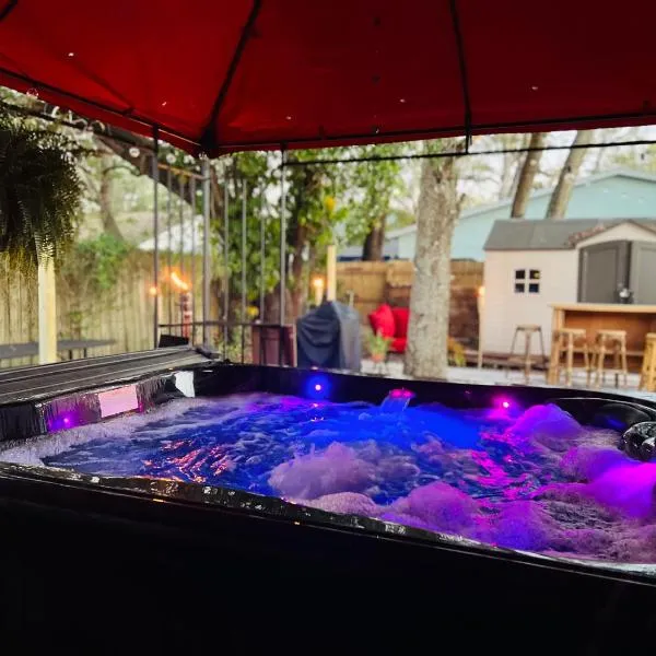 Tropical Casita in Tampa near airport and Raymond James stadium，位于坦帕的酒店
