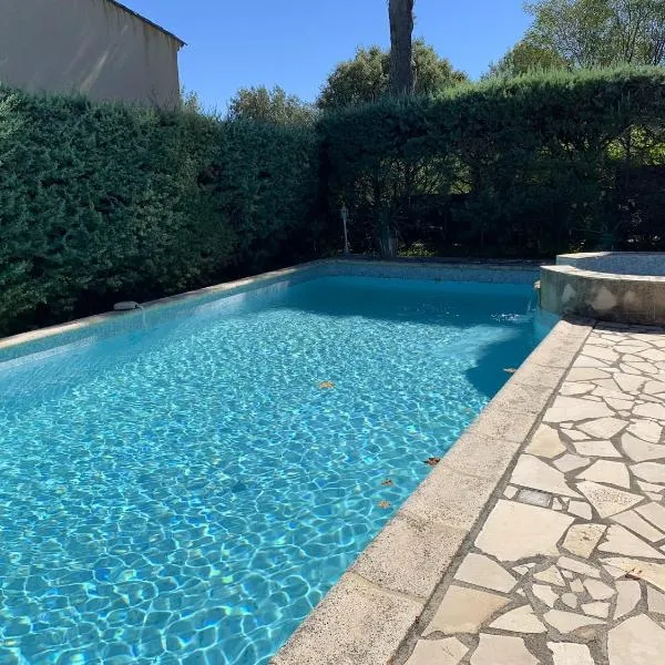 Villa avec piscine à Saint-Raphaël et vue sur la montagne，位于圣拉斐尔的酒店