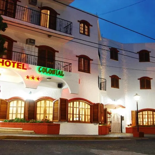 科隆尼亚酒店，位于阿瓜斯维尔德斯的酒店