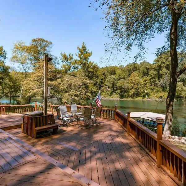 Riverfront Retreat with Fire Pit Fish and Hike!，位于Heber Springs的酒店