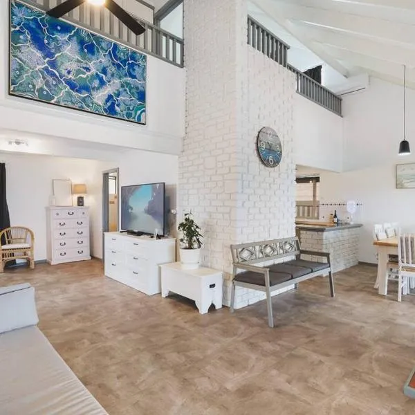 Oceanview Manor by "Peppy Beach Retreats" - Two Houses in One with Panoramic Views，位于Capel的酒店