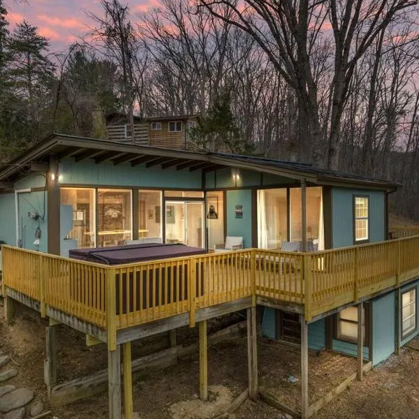 Lazy Lake 3BR Cabin w/ Mtn Views + Hot Tub +Wi-Fi，位于卢雷的酒店