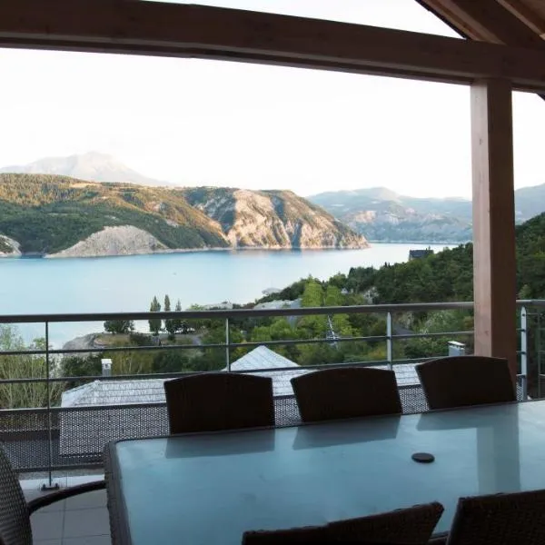Vue imprenable sur Lac de Serre-Ponçon à Chorges : appt prestige 8 pers，位于绍尔日的酒店