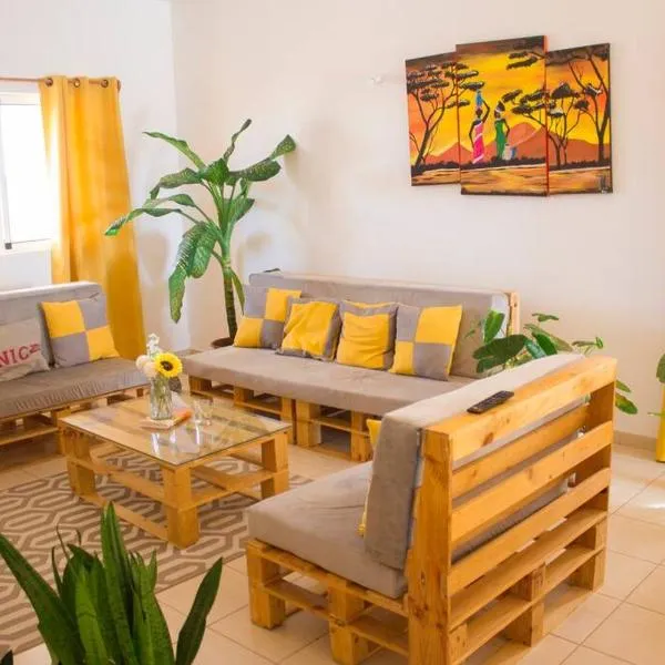 Cosy & Relax Yellow House 5mn walk from the beach!，位于Barreiro的酒店