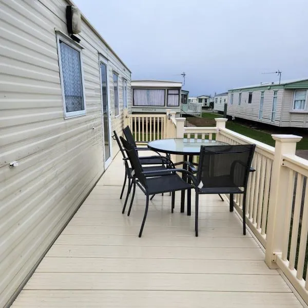 3 BEDROOM CARAVAN AT THE GRANGE HOLIDAY PARK, CHAPEL ROAD INGOLDMELLS，位于Addlethorpe的酒店