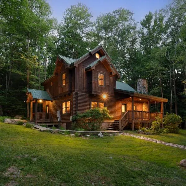 Jamesons Cabin! 8 Minutes to Wisp, HotTub, FirePit, Pets, EV Chgr，位于Hoyes的酒店