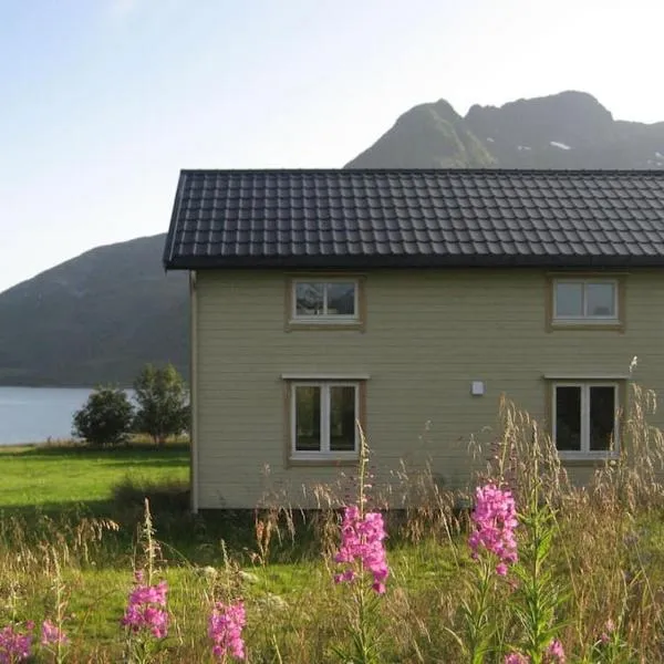 Charming house by the sea, Lofoten!，位于Melbu的酒店