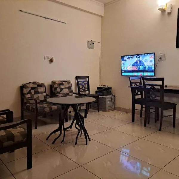 Private room with Sky Garden in Green Bacchus by Walias，位于古尔冈的酒店