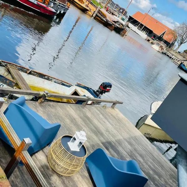 Woonboot 4 Harderwijk，位于比丁赫伊曾的酒店