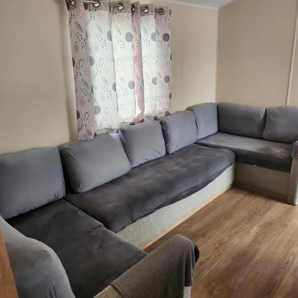 Family Fun by the Sea 4 Bedroom Caravan，位于英戈尔德梅尔斯的酒店