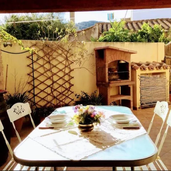 B&B Su Frori Arrubiu，位于特乌拉达的酒店