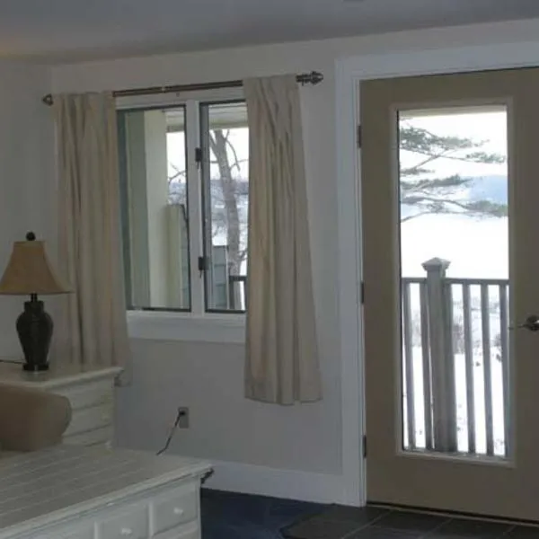 Spacious riverfront with balcony Sheepscot Harbour Vacation Cub Studio #211，位于Edgecomb的酒店