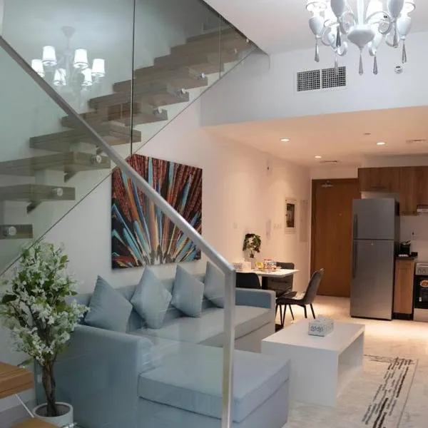Mirage Zen 2BR Duplex Retreat with Pool in Oasis，位于Al Qurayyah的酒店