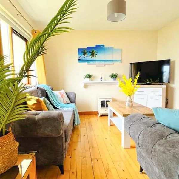 Summer Breeze - Cosy & Warm Holiday Home in Youghal's heart - Family Friendly - Long Term Price Cuts，位于约尔的酒店