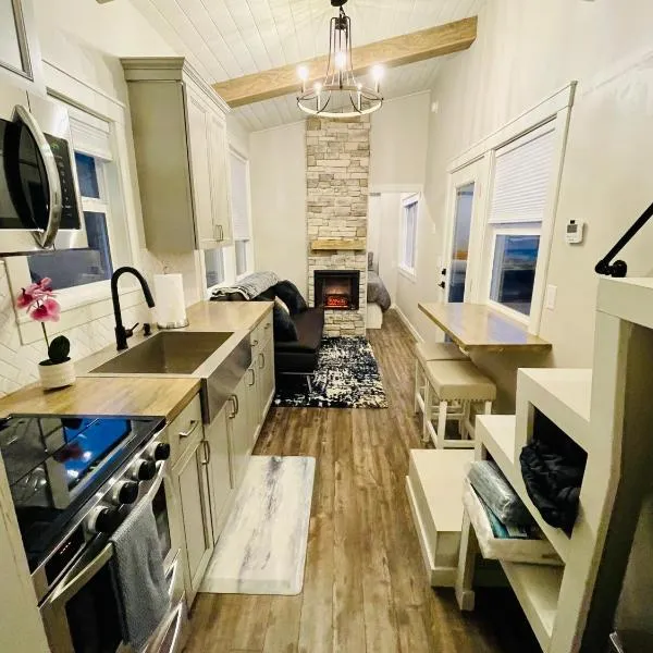 Delightful Tiny Home w/ 2 beds and indoor fireplace，位于麦金利维尔的酒店