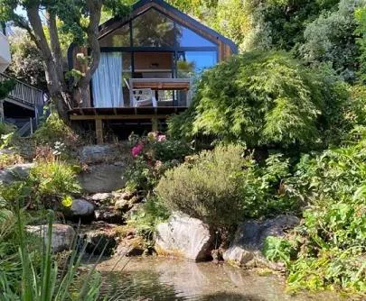 Central Wanaka Oasis, Tiny Home, Mountain Views & Spring Water，位于瓦纳卡的酒店