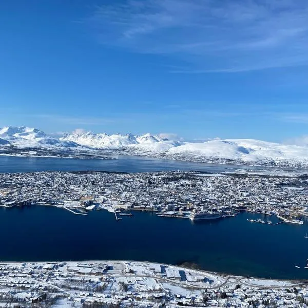 Aurora Apartment very close to cable car and sherpatrappa，位于特罗姆瑟的酒店