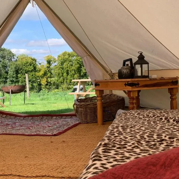 Home Farm Radnage Glamping Bell Tent 8, with Log Burner and Fire Pit，位于Watlington的酒店