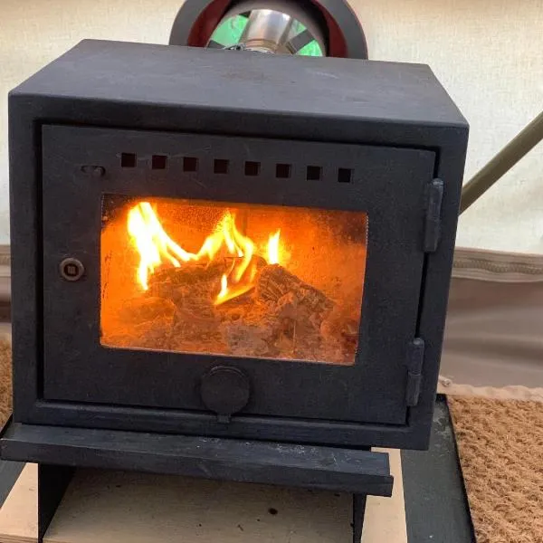 Home Farm Radnage 3 Glamping Bell Tent, with Log Burner and Fire Pit，位于Radnage的酒店