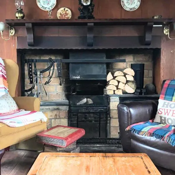 Authentic Irish Cottage, Rural Ballymascanlon，位于卡斯尔贝灵汉的酒店