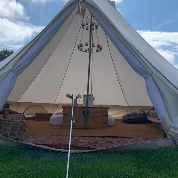 Home Farm Radnage Glamping Bell Tent 6, with Log Burner and Fire Pit，位于海维康的酒店