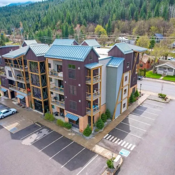 Large Studio Condo with Full Kitchen, Ski, Bike, Beautiful Balcony Views Hottub Fireplace，位于凯洛格的酒店