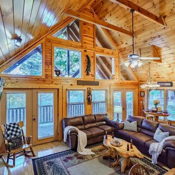 Stunning Mountain Cabin w/ Views，位于加特林堡的酒店