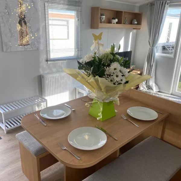 Stylish 3 Bedroom caravan near the Beach，位于Little Clacton的酒店