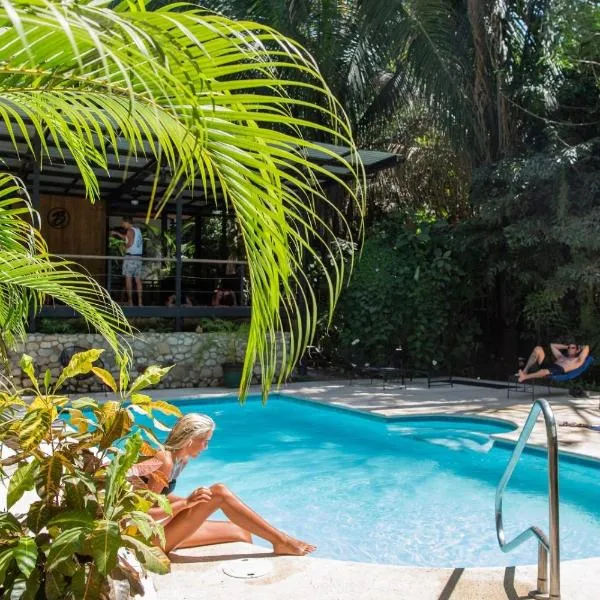 Believe Surf & Yoga Lodge Santa Teresa，位于Manzanillo的酒店