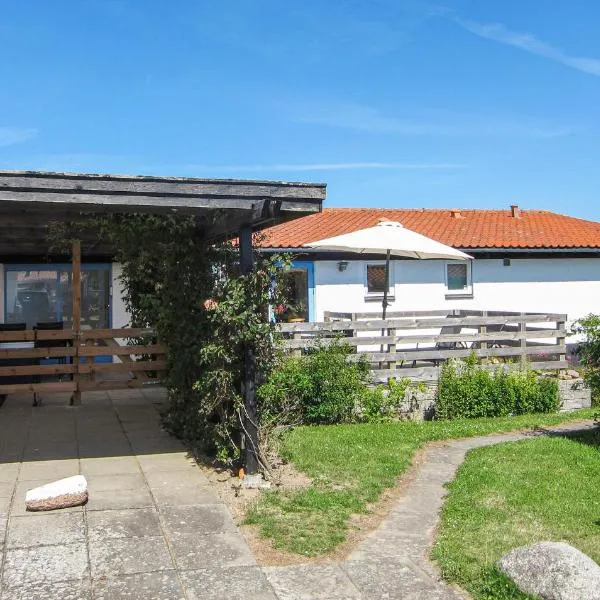 2 Bedroom Stunning Apartment In Allinge，位于阿灵厄的酒店