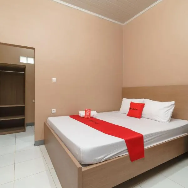 RedDoorz Syariah near Siloam Hospitals Bulak Kapal，位于贝克西的酒店