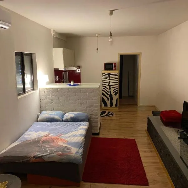 Adorable 1-bedroom guesthouse & private parking place，位于Velika Mlaka的酒店