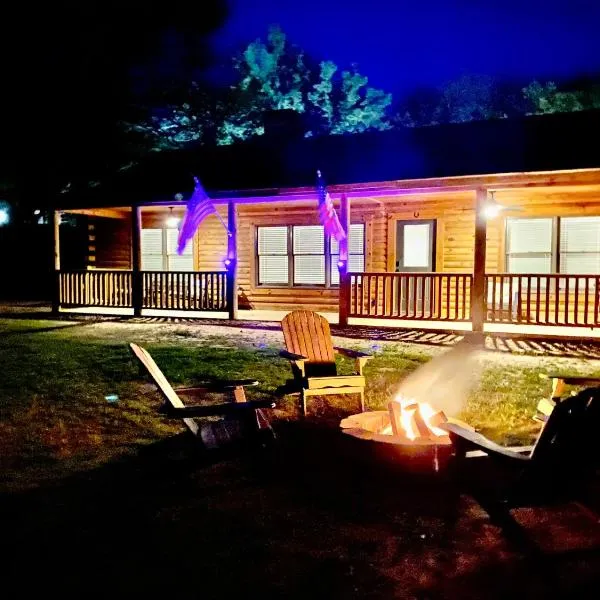 Cabin at Chitt's Creek，位于Emory的酒店