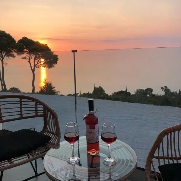 Selene houses，位于雅莎尼奥的酒店