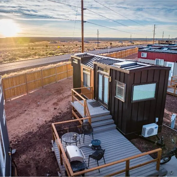 Cozy modern tiny home near ZION & private deck，位于Apple Valley的酒店