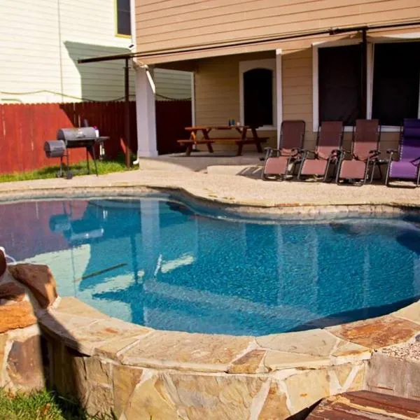 Home Away From Home (w/ Pool)，位于圣安东尼奥的酒店