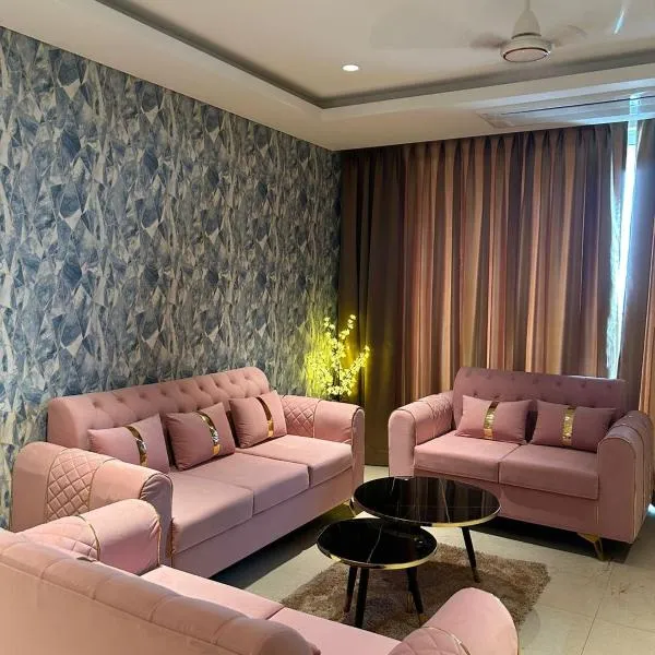 LUXURIOUS AND SPACIOUS PRIVATE ROOM IN KHARADI, NEAR EON IT PARK，位于Uruli Kānchān的酒店