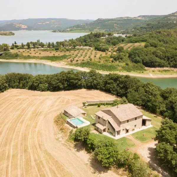 CASALE AL LAGO con PISCINA E SAUNA，位于Corbara的酒店