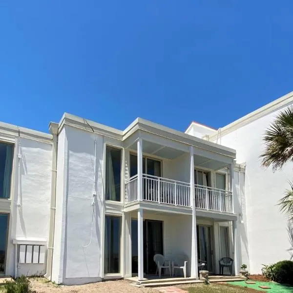 Villas by The Sea Deluxe Two Bedroom Apartment，位于杰基尔岛的酒店