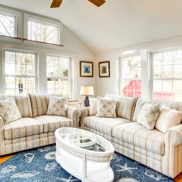 2 Mi to Beach Coastal Retreat in Hyannis!，位于海恩尼斯的酒店