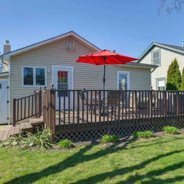 Cozy Villas Cottage with Deck, half Block to Beach!，位于Villas的酒店