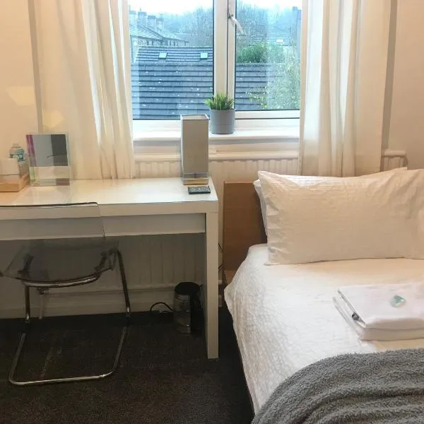 fAiRy DeLL Guesthouse, with cozy lockable rooms, tv, tea tray with choccies, free wifi and parking, 24hr check in, COA, all are welcome，位于布雷得佛的酒店