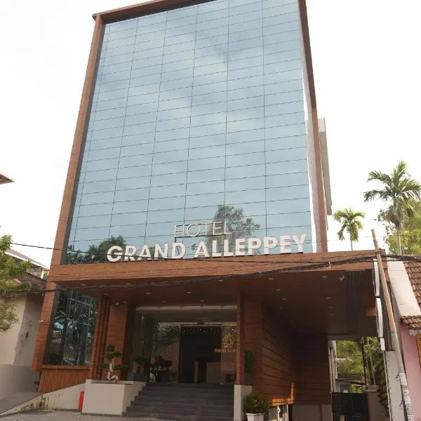 Hotel Grand Alleppey，位于Punnappira的酒店