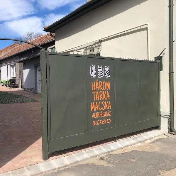 Három Tarka Macska Apartmanok，位于沙托劳尔尧乌伊海伊的酒店