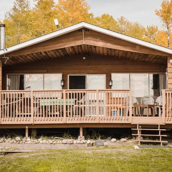 Cozy lake cottage，位于Wabamun的酒店