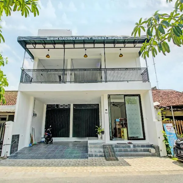 Super OYO 92433 Sirih Gading Family Guest House，位于Gondang的酒店