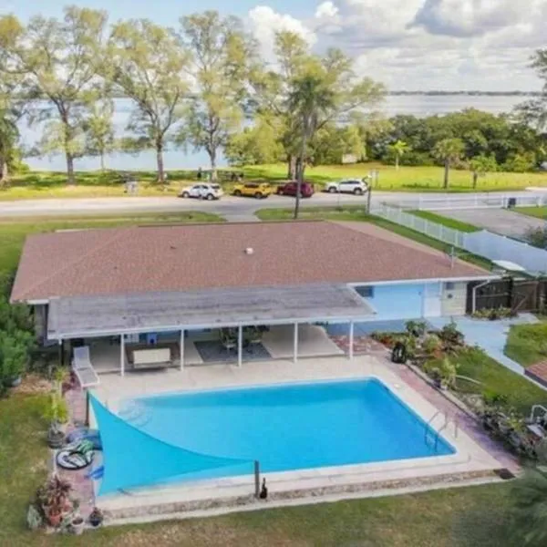 Pool home on the Bay, large private yard near AMI，位于布雷登顿的酒店