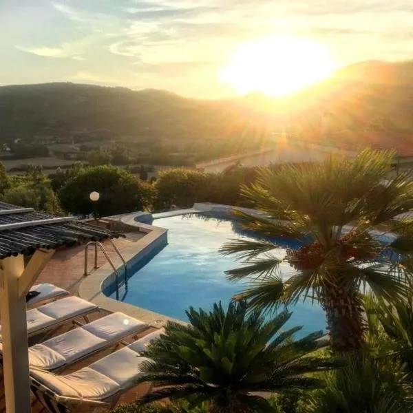 Private Pool villa with panoramic views split over 2 levels / Aircon / New Pool.，位于奇亚的酒店