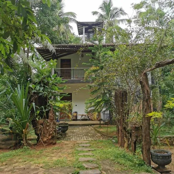 Peacock Riverside Eco Lodge，位于Suriyawewa的酒店