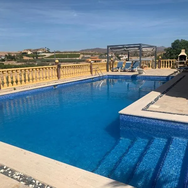 Private villa large pool elevated quiet secluded location, near Mojacar,位于Antas的酒店